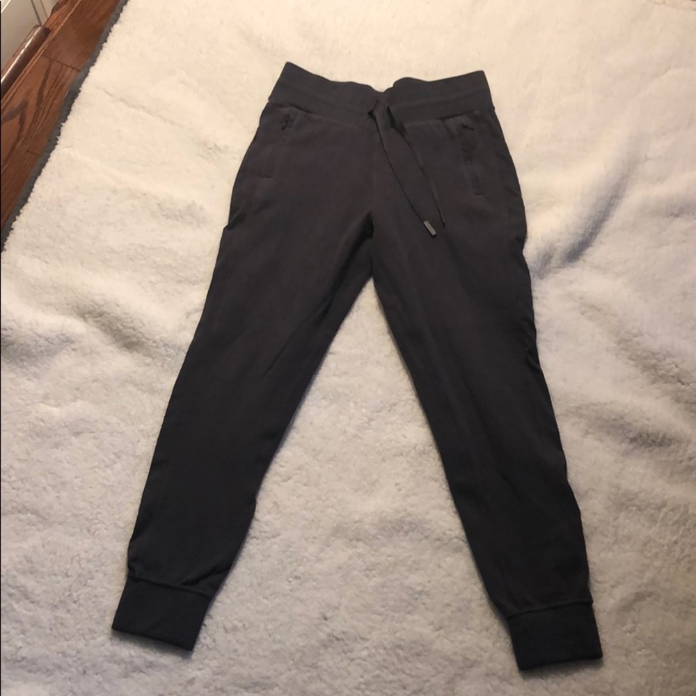 Lululemon jogger size 6
